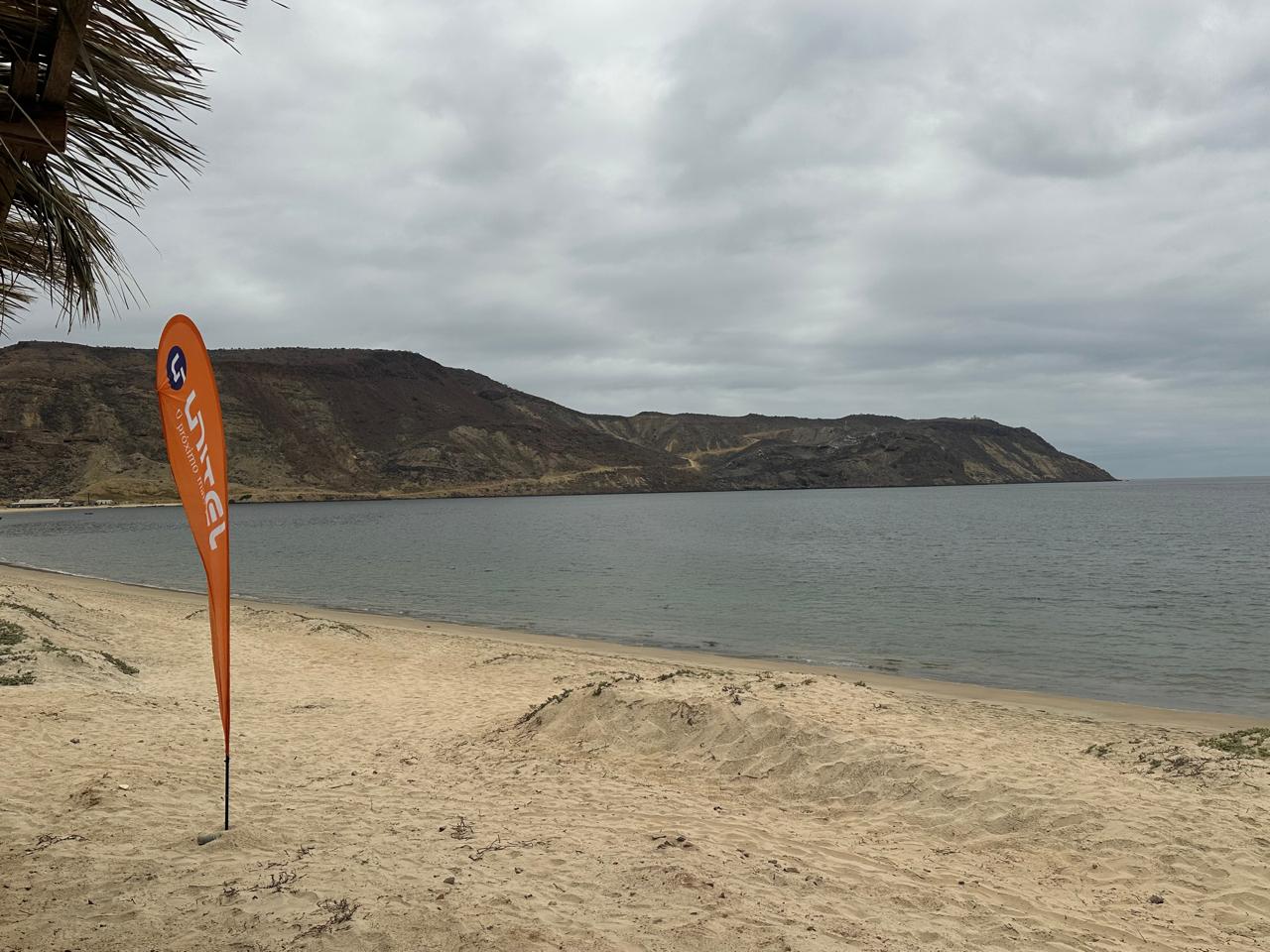 Bandeira UNITEL na paisagem da Baía dos Elefantes