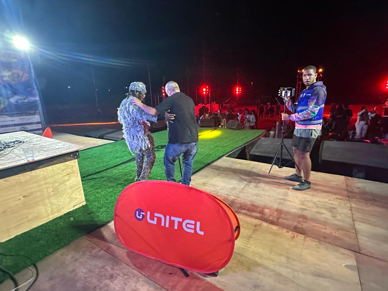 Actuação no palco junto a elemento de marca UNITEL
